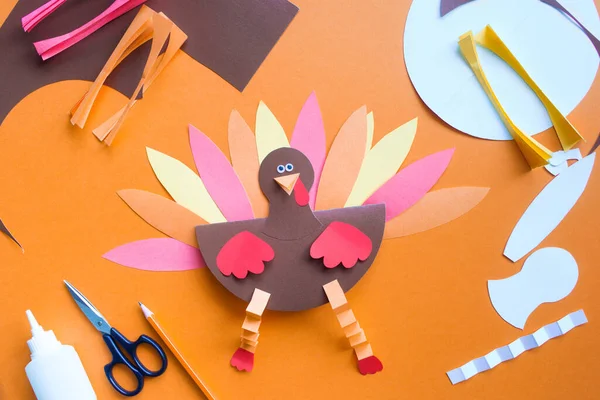 儿童纸制工艺 土耳其迪耶为感恩节做了准备 为儿童创造艺术 图库图片