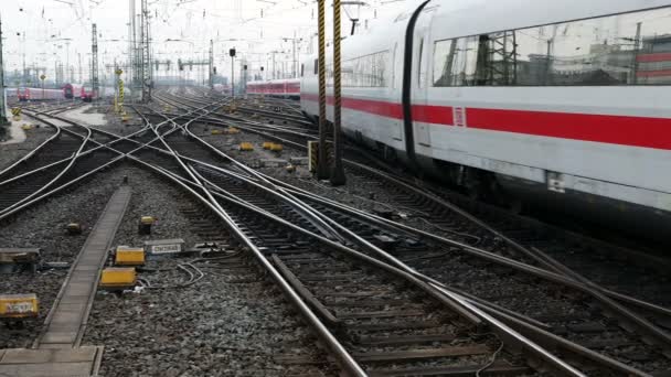 Duitse highspeed Ice trein op station van Frankfurt — Stockvideo