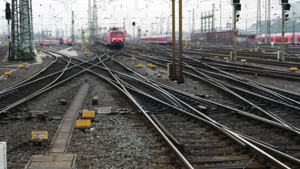 Niemiecki regionalny pociąg ekspresowy na Frankfurt Hauptbahnhof — Wideo stockowe