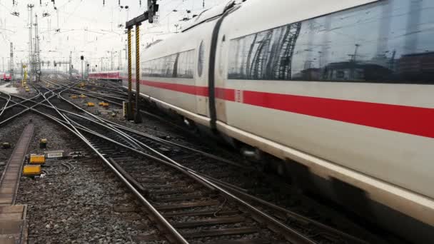 Comboio alemão ICE de alta velocidade na estação de Frankfurt — Vídeo de Stock