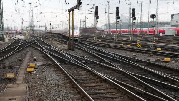 Treno ICE tedesco ad alta velocità alla stazione di Francoforte — Video Stock