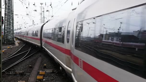 Comboio alemão ICE de alta velocidade na estação de Frankfurt — Vídeo de Stock