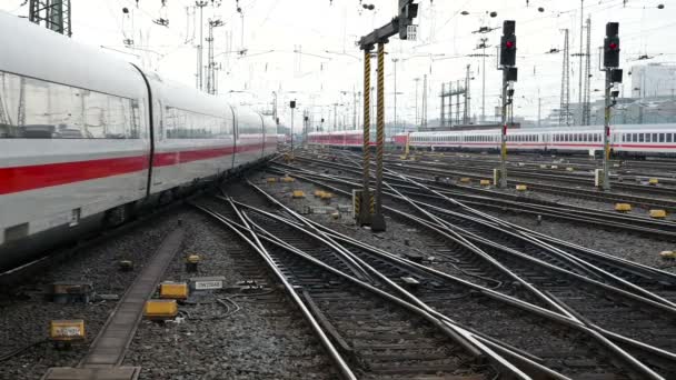 Немецкий высокоскоростной поезд ICE на станции Франкфурт — стоковое видео