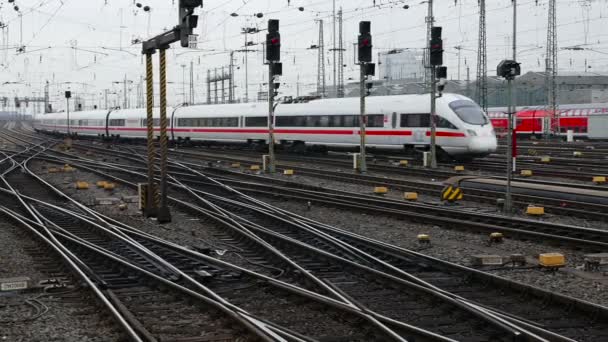 Γερμανική highspeed πάγου τρένο στο σταθμό της Φρανκφούρτης — Αρχείο Βίντεο