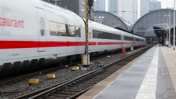 Tyska highspeed Ice tåg på Frankfurt station — Stockvideo