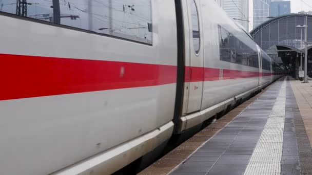 Tyska highspeed Ice tåg på Frankfurt station — Stockvideo