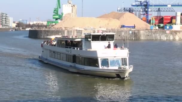 Kryssningsfartyg på floden Main, Frankfurt — Stockvideo