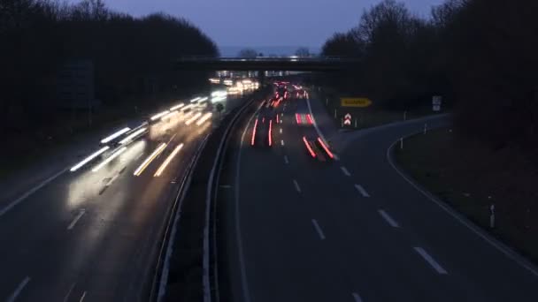 Weg en verkeer in de schemering — Stockvideo