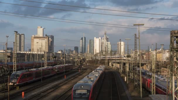 Railyard van Frankfurt Hauptbahnhof (centraal station) met die aankomen en vertrekken treinen — Stockvideo