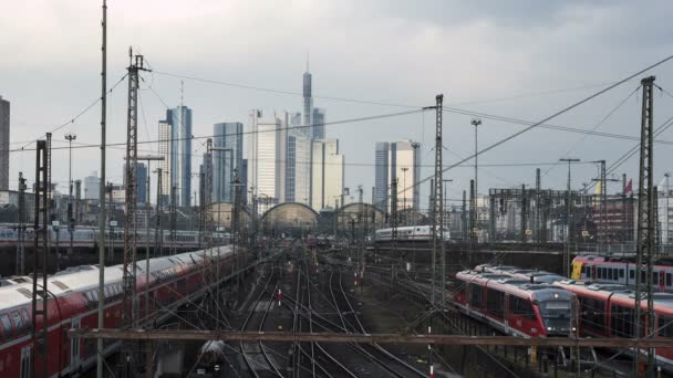 Ferrocarril de Frankfurt Hauptbahnhof (estación principal) con trenes de llegada y salida — Vídeo de stock