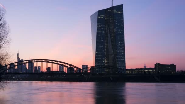 EZB (Europese CentraleBank) Frankfurt en de rivier de Main bij nacht, de tijd komen te vervallen — Stockvideo