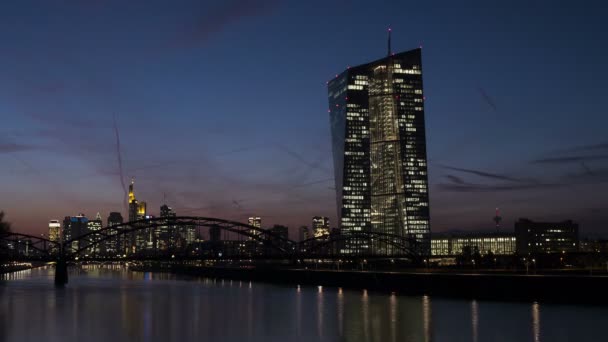 EZB (Banque centrale européenne) Francfort-sur-le-Main et rivière Main la nuit, laps de temps — Video