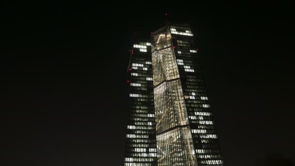 Edificio Ofiice por la noche - vista de bajo ángulo, lapso de tiempo — Vídeo de stock