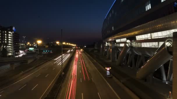 Trafik på tysk motorväg i skymningen — Stockvideo