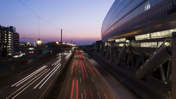 Trafic sur l'autoroute allemande au crépuscule — Video