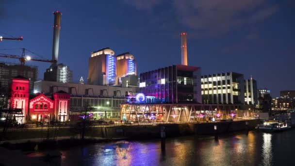 Frankfurt Westhafen bij nacht - time-lapse — Stockvideo