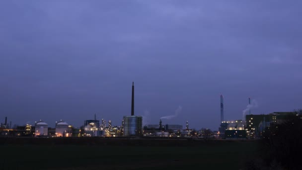 Industriegebied en elektriciteitscentrale nachts - time-lapse — Stockvideo