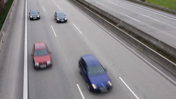 Trafik på tysk motorväg A66 — Stockvideo