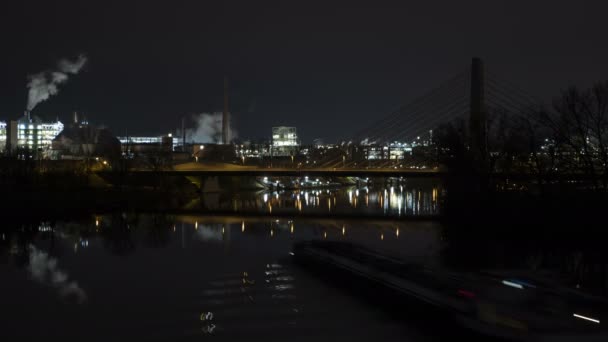 Zona industrial iluminada, río Main y buque — Vídeo de stock