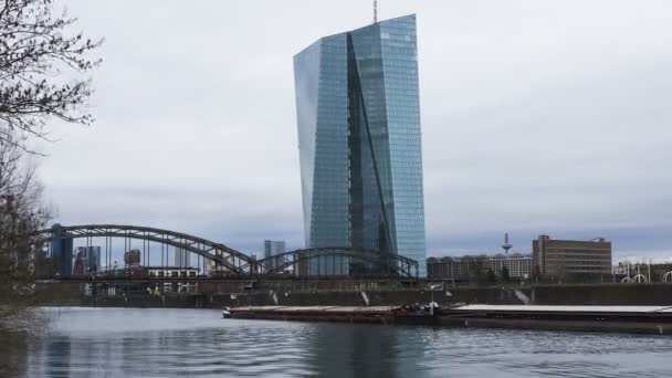 Timelapse opname van Ezb (Europese CentraleBank) Frankfurt en de rivier de Main — Stockvideo