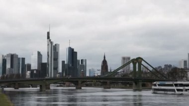 Timelapse atış Main Nehri ve skyline Frankfurt, Almanya