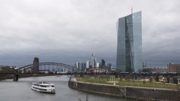 Timelapse skott av EZBEN (Europeiska centralbanken) Frankfurt och floden Main — Stockvideo