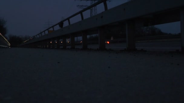 Coches en la carretera al atardecer — Vídeo de stock