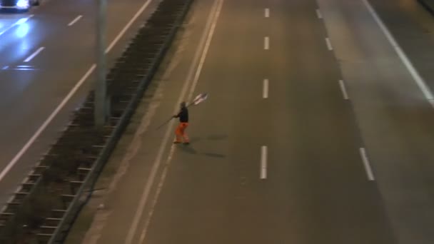 高速道路上の危険な仕事 — ストック動画