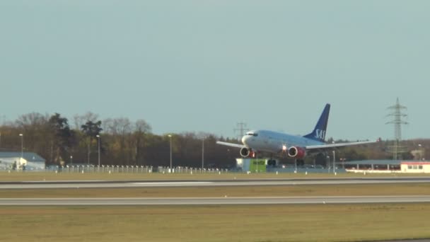 Landungsflugzeug der skandinavischen Fluggesellschaft sas — Stockvideo