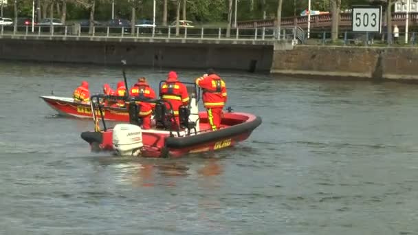 Łódź ratunkowa DLRG patrolowanie na rzece Ren — Wideo stockowe