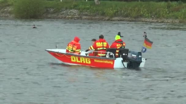 DLRG livbåt patrullerar på floden Rhen — Stockvideo