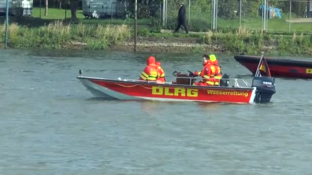 DLRG livbåt patrullerar på floden Rhen — Stockvideo