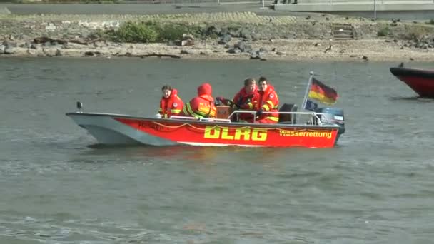 Dlrg Rettungsboot patrouilliert auf dem Rhein — Stockvideo