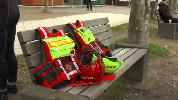 Sauveteur DLRG en attente d'ordres — Video