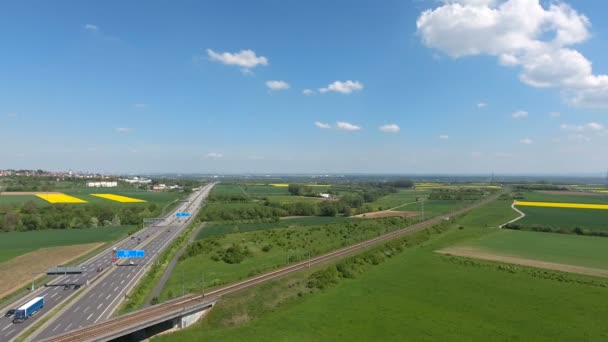 Flygfoto över motorväg och järnväg spår — Stockvideo