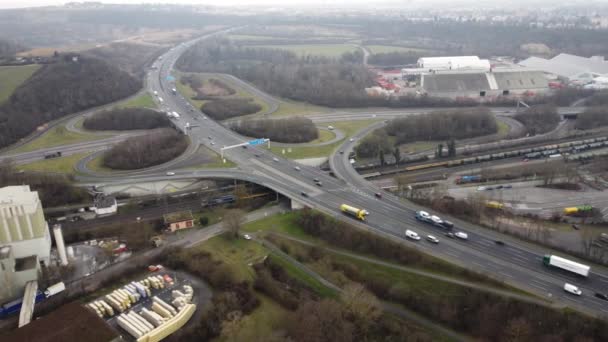 Luftaufnahme Einer Autobahn Kreuzungen Und Brücke — Stockvideo