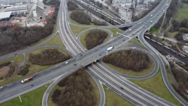 Luchtfoto Van Een Snelweg Kruispunten Brug Drone Standpunt — Stockvideo