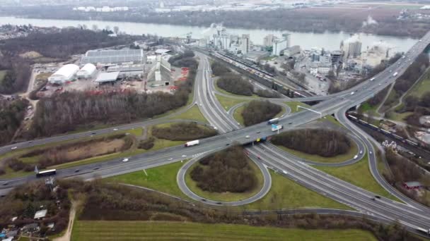 Luftaufnahme Einer Autobahn Kreuzungen Und Brücke Drohnenblick — Stockvideo
