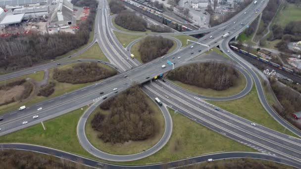 Luftaufnahme Einer Autobahn Kreuzungen Und Brücke Drohnenblick — Stockvideo