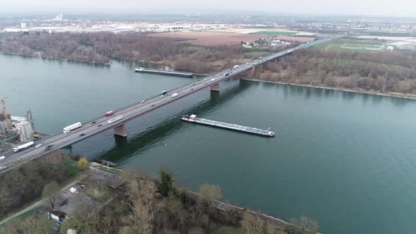 Navi Industriali Sul Fiume Ponte Autostradale Vista Aerea — Video Stock