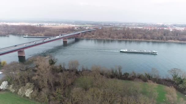 Statki Przemysłowe Rzece Most Autostradowy Widok Powietrza — Wideo stockowe