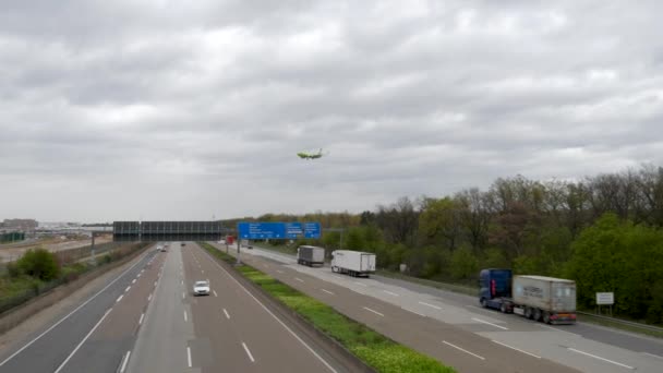 ドイツのフランクフルト 2021年5月4日 フランクフルト空港近くのドイツの高速道路A5の高密度交通 背景に着陸機 — ストック動画