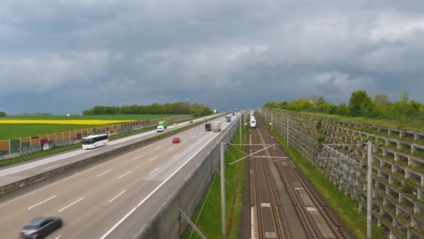 Weilbach Tyskland Maj 2021 Tysk Motorväg Och Ice Höghastighetsjärnväg Mellan — Stockvideo