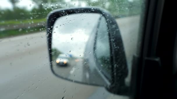 Guidare Sull Autostrada Tedesca Una Giornata Piovosa Vista Attraverso Specchio — Video Stock