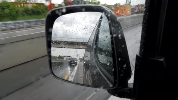 Dirigir Estrada Alemã Dia Chuvoso Vista Através Espelho Retrovisor — Vídeo de Stock