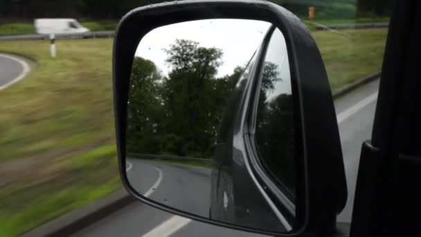 Guidare Sull Autostrada Tedesca Una Giornata Piovosa Vista Attraverso Specchio — Video Stock