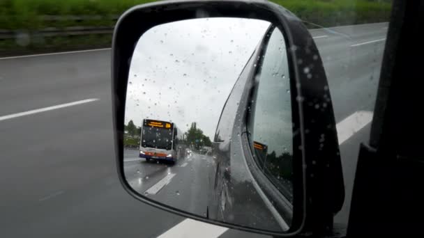 Körning Tysk Motorväg Regnig Dag Genom Backspegeln — Stockvideo