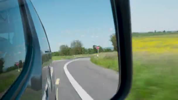 在阳光灿烂的日照下驾驶在德国公路上 通过后视镜 时间流逝 — 图库视频影像