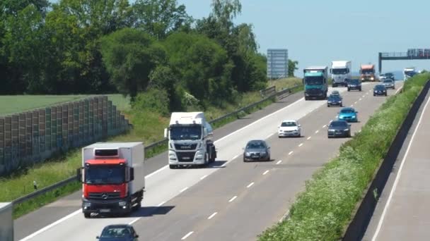 Weilbach Tyskland Juni 2021 Stora Lastbilar Och Tät Trafik Autobahn — Stockvideo