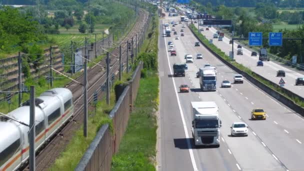 Weilbachドイツ 2021年6月14日 ヴィースバーデン クロイツ近郊のアウトバーンA3での大型トラックと高密度交通 高速道路脇の通過Ice高速列車 — ストック動画